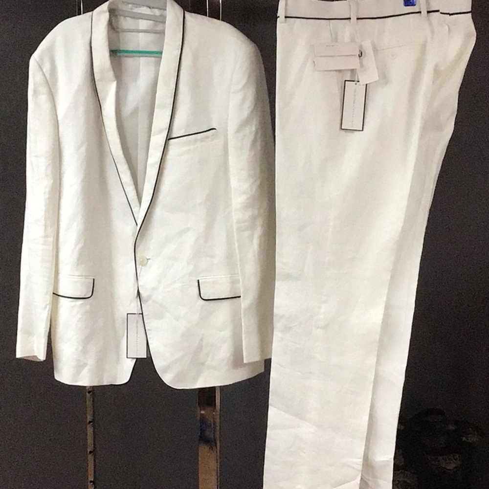 Never worn white linen sean John collection suit with black pipe trim.
